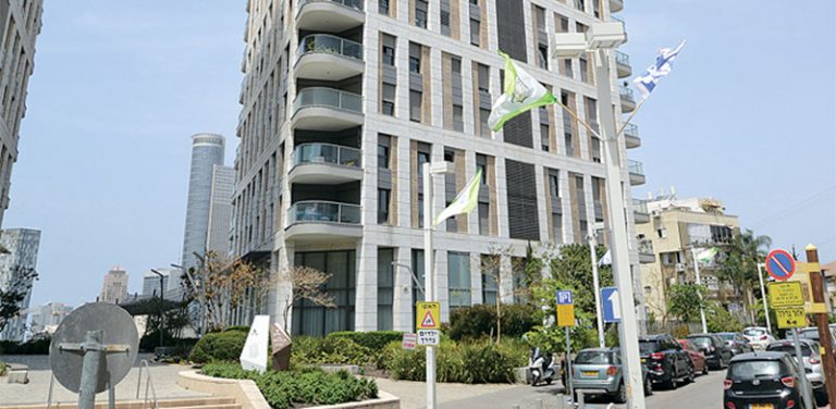 בכמה נמכרה דירה בקומה 22 במגדלי בסר בגבעתיים?