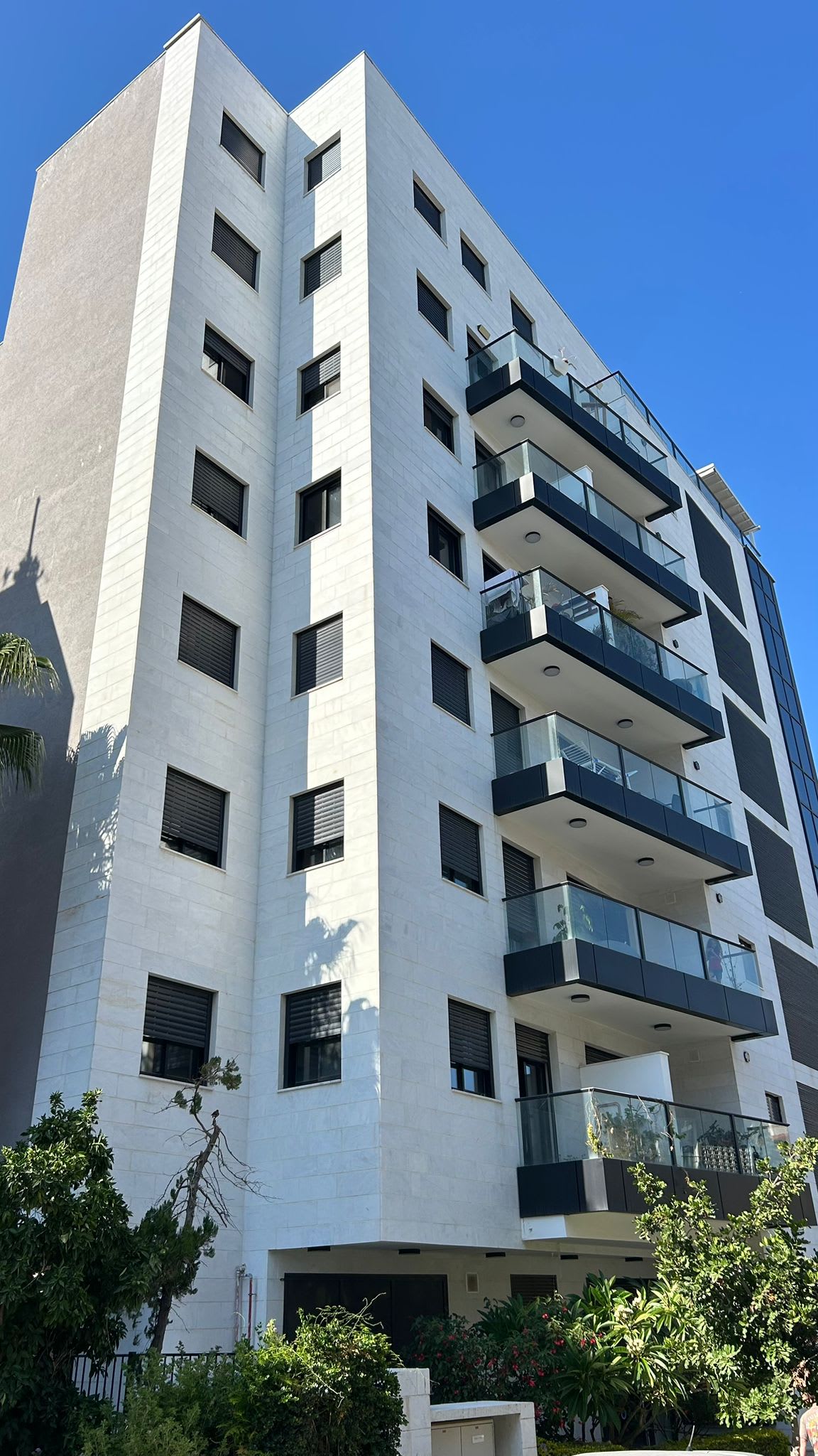 דירת 5 חדרים ברחוב חניתה בגבעתיים / צילום: צח בן בסט