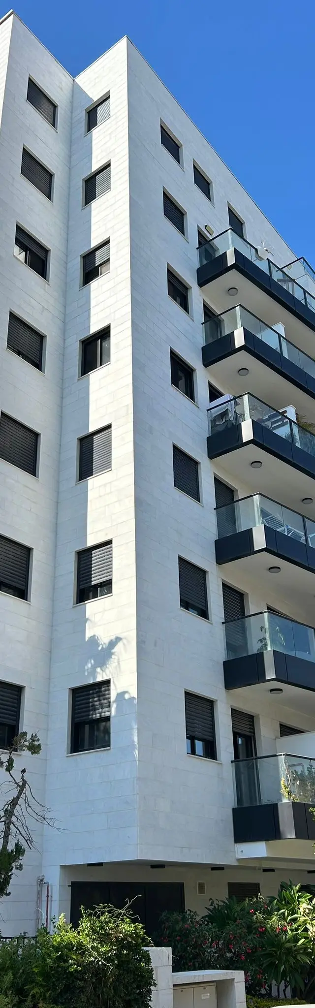 דירת 5 חדרים ברחוב חניתה בגבעתיים / צילום: צח בן בסט